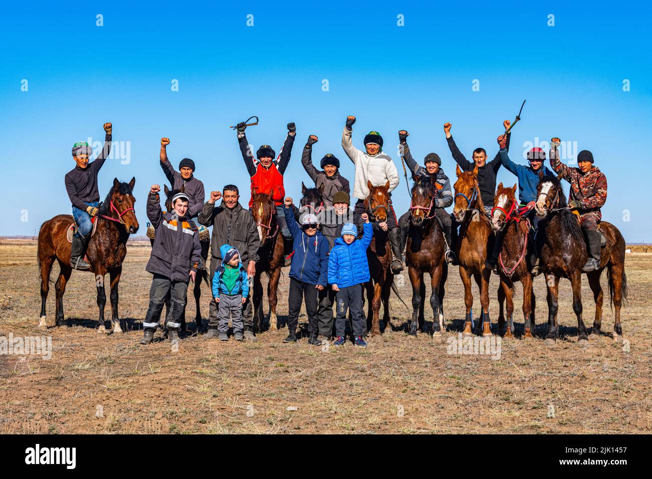 Gruppe von Kokpar-Spielern, die für die Kamera, nationales Pferdespiel, Kasachstan, Zentralasien, Asien posieren Stockfoto