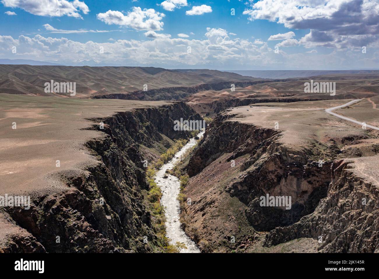 Luftaufnahme der Charyn-Schlucht und des Flusses, Tian Shan, Kasachstan, Zentralasien, Asien Stockfoto