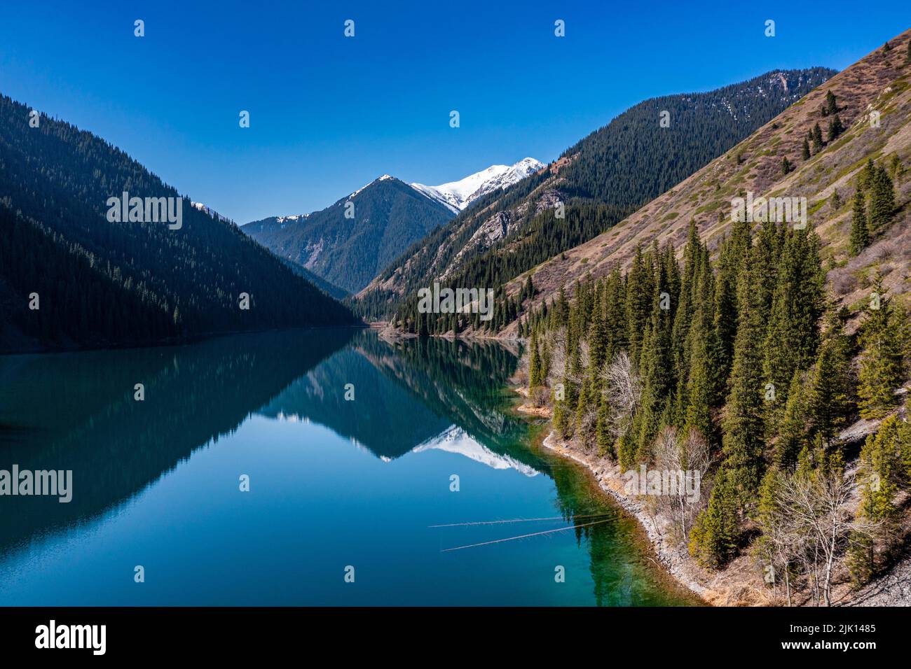 Luftaufnahme des Unteren Kolsai-Sees, des Kolsay-Seen-Nationalparks, des Tian Shan-Gebirges, Kasachstans, Zentralasiens, Asiens Stockfoto