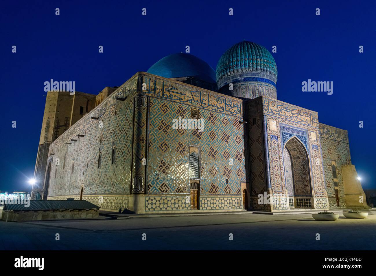 Nachtaufnahme des Mausoleums von Khoja Ahmed Yasawi, UNESCO-Weltkulturerbe, Turkistan, Kasachstan, Zentralasien, Asien Stockfoto