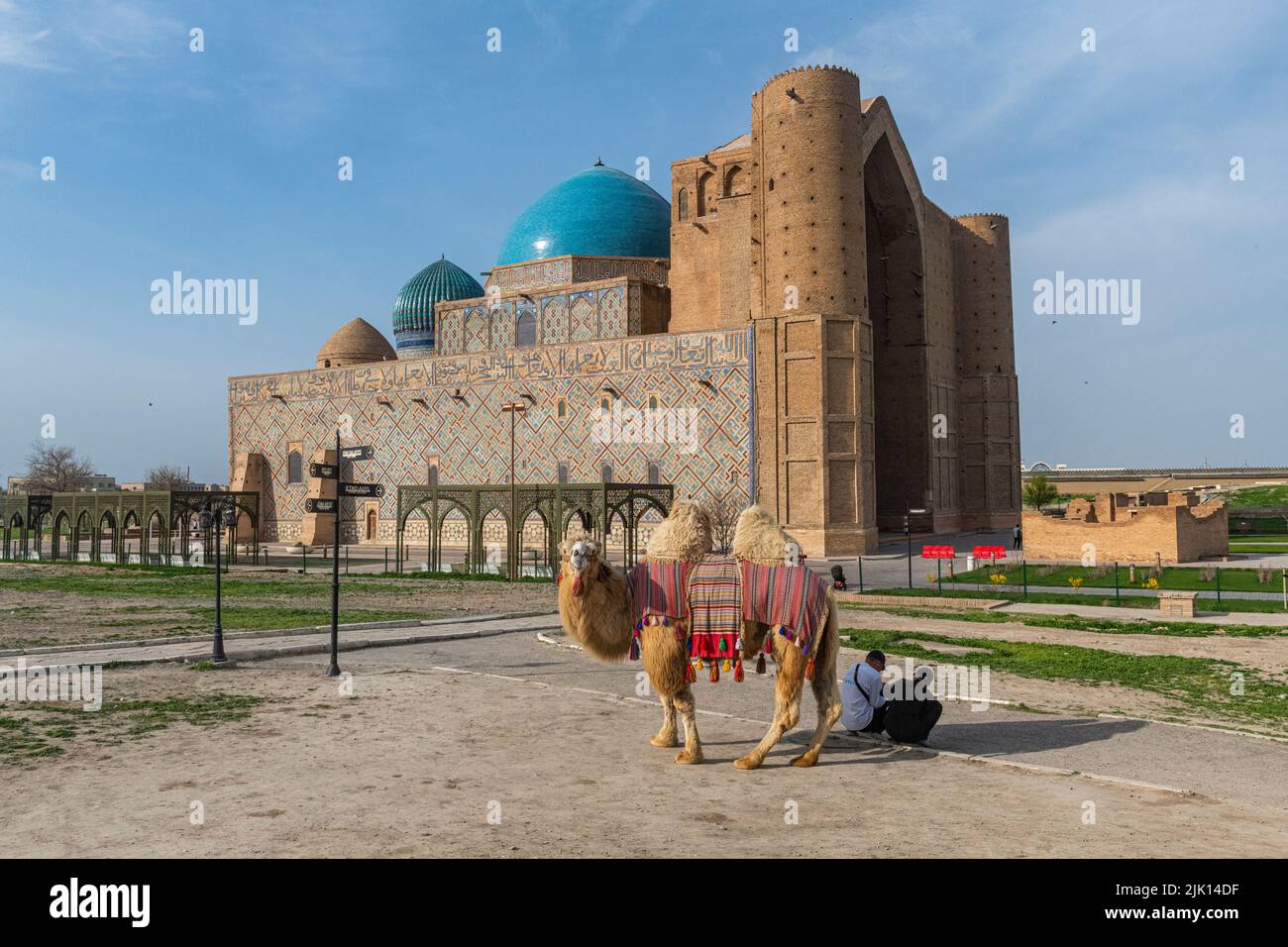 Baktrisches Kamel vor dem Mausoleum von Khoja Ahmed Yasawi, UNESCO-Weltkulturerbe, Turkistan, Kasachstan, Zentralasien, Asien Stockfoto