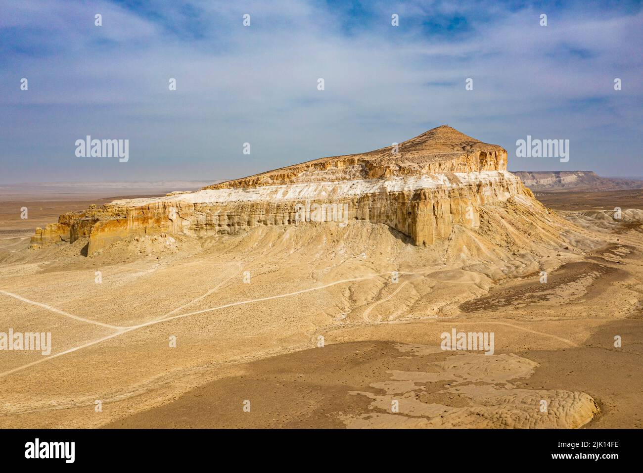 Der Berg Sherkala, der aussieht wie eine Jurte, Shetpe, Mangystau, Kasachstan, Zentralasien, Asien Stockfoto