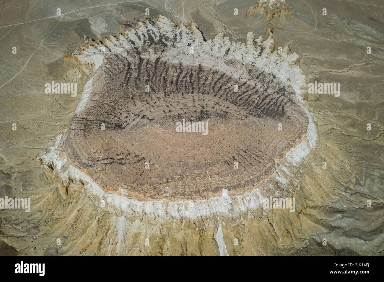 Der Berg Sherkala, der aussieht wie ein Blick von oben auf die Jurten, Shetpe, Mangystau, Kasachstan, Zentralasien, Asien Stockfoto