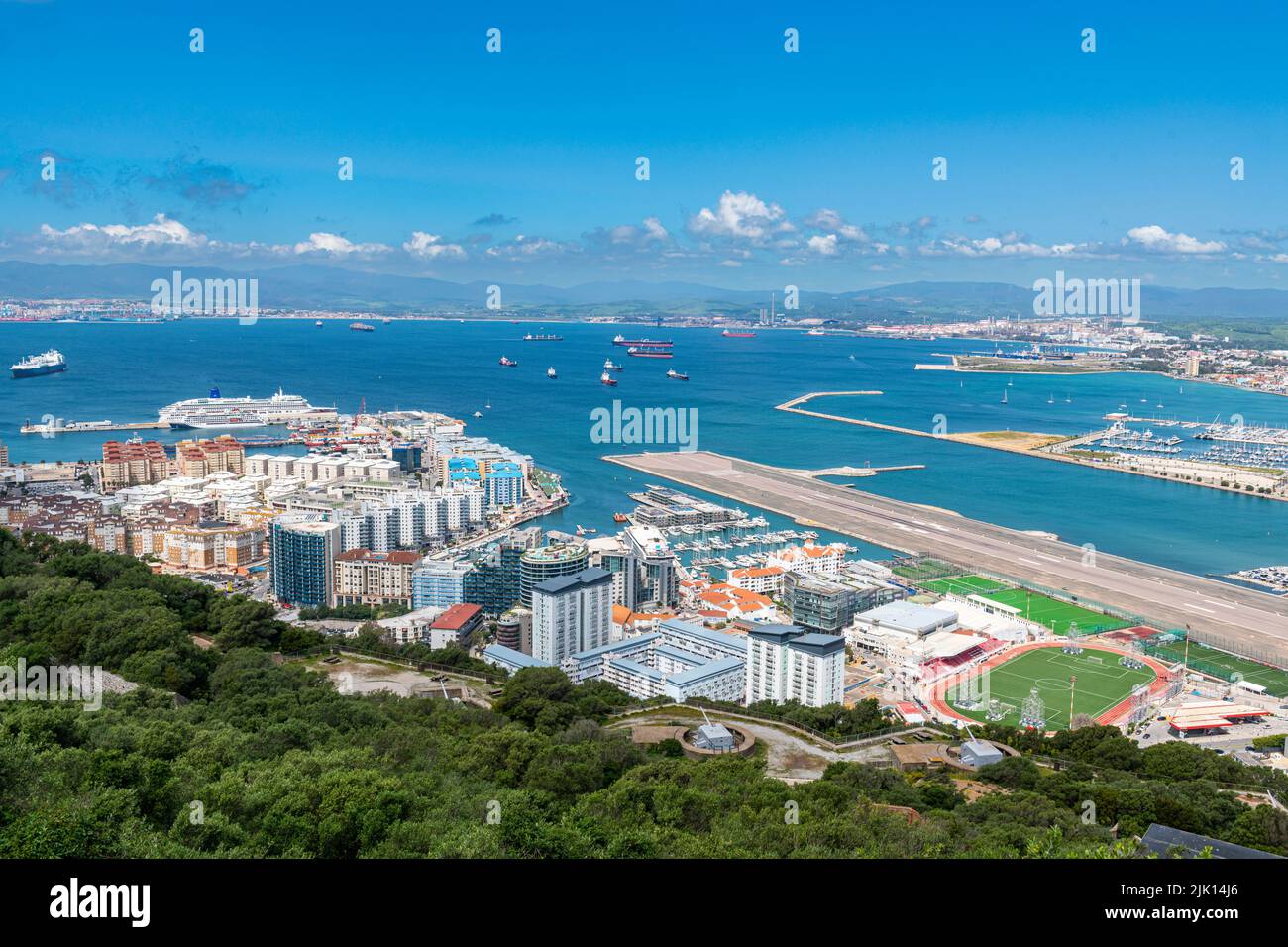 Blick vom Felsen von Gibraltar und dem Flughafen, Gibraltar, Britisches Überseegebiet, Europa Stockfoto