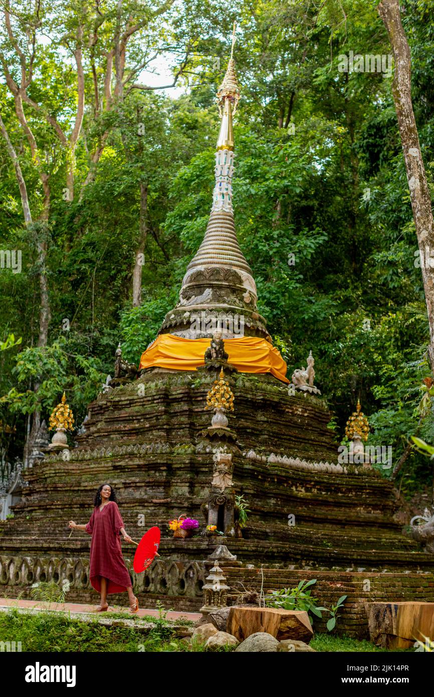 Frau mit Regenschirm im Wat Pha Lat, Chiang Mai, Thailand, Südostasien, Asien Stockfoto