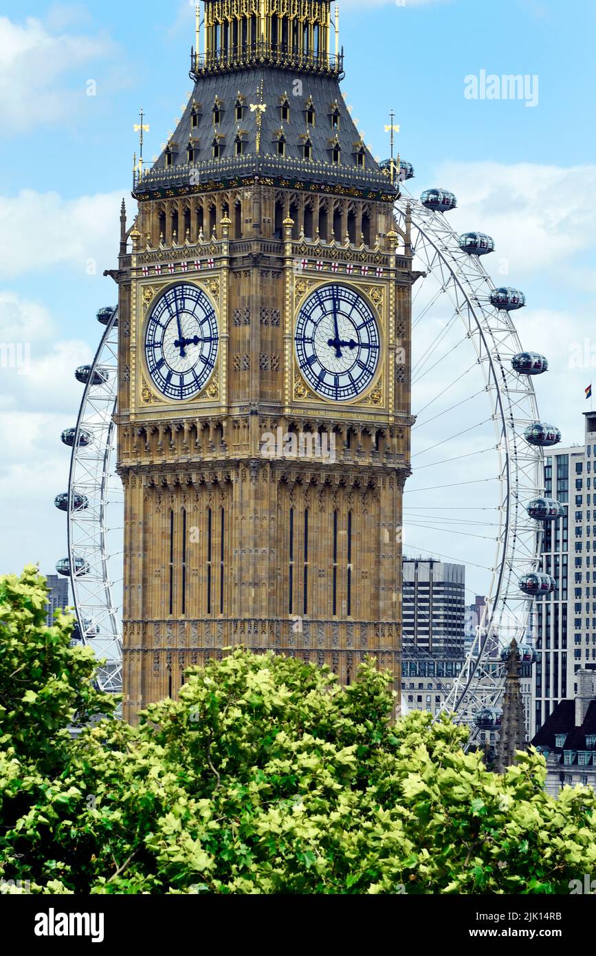 Big Ben (Elizabeth Tower) mit dem London Eye im Hintergrund fotografiert vom Dach der Westminster Abbey, London, England, Großbritannien, Europa Stockfoto