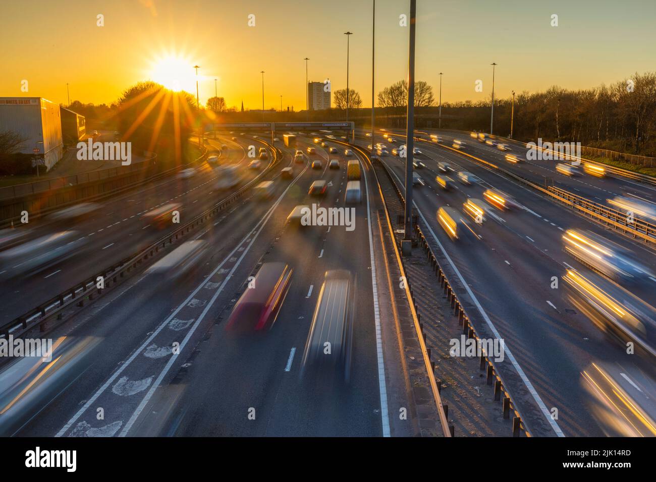 Sonnenuntergang über M8 Autobahnverkehr, Glasgow, Schottland, Vereinigtes Königreich, Europa Stockfoto