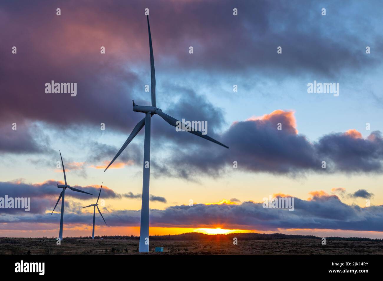 Windturbinen bei Sonnenuntergang mit stürmischem Himmel, Whitelee Windfarm, East Renfrewshire, Schottland, Vereinigtes Königreich, Europa Stockfoto