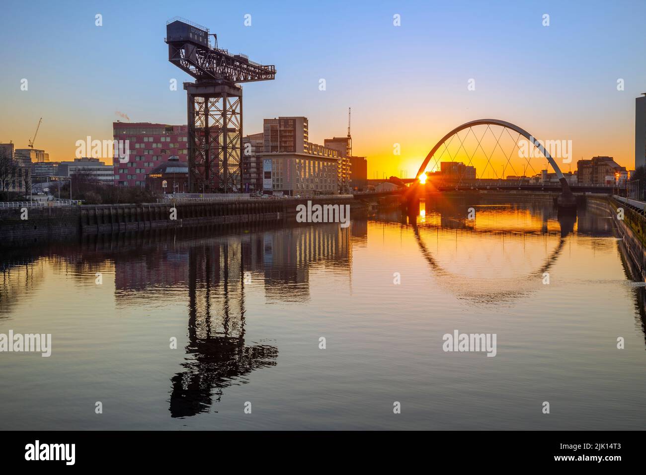 Sonnenaufgang über dem Fluss Clyde, Finnieston Crane, Clyde Arc (Squinty Bridge) River Clyde, Glasgow, Schottland, Vereinigtes Königreich, Europa Stockfoto