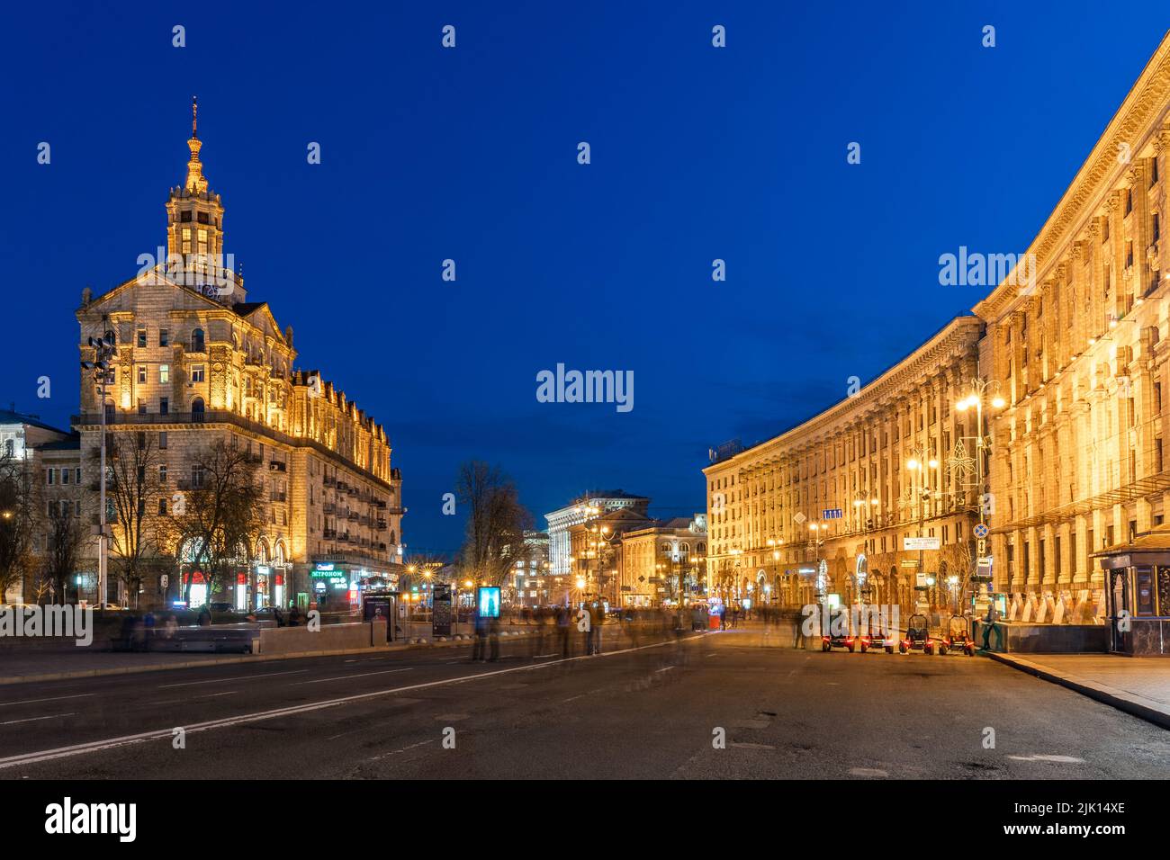 Kiews Chreschtschatyk-Straße während der blauen Stunde, Kiew (Kiew), Ukraine, Europa Stockfoto