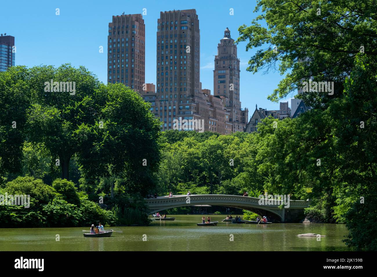 The Majestic Apartments Building am Central Park West, über dem Central Park Lake und der Bow Bridge, Manhattan, New York, Vereinigte Staaten von Amerika Stockfoto