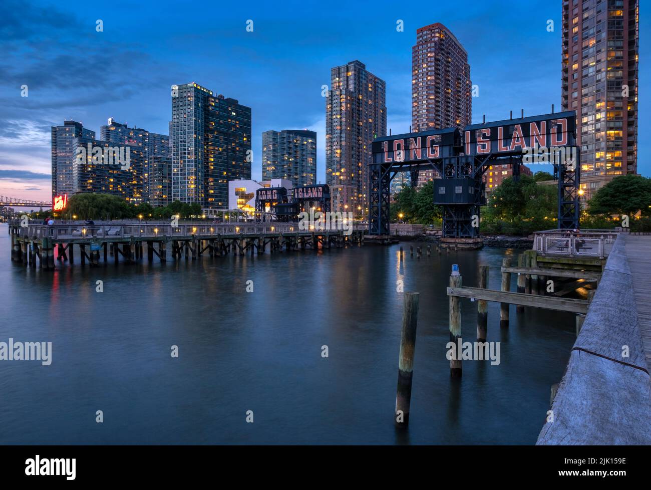 Gantry Plaza State Park in der Nacht mit Long Island restaurierten Gantry, Long Island City, New York, Vereinigte Staaten von Amerika, Nordamerika Stockfoto