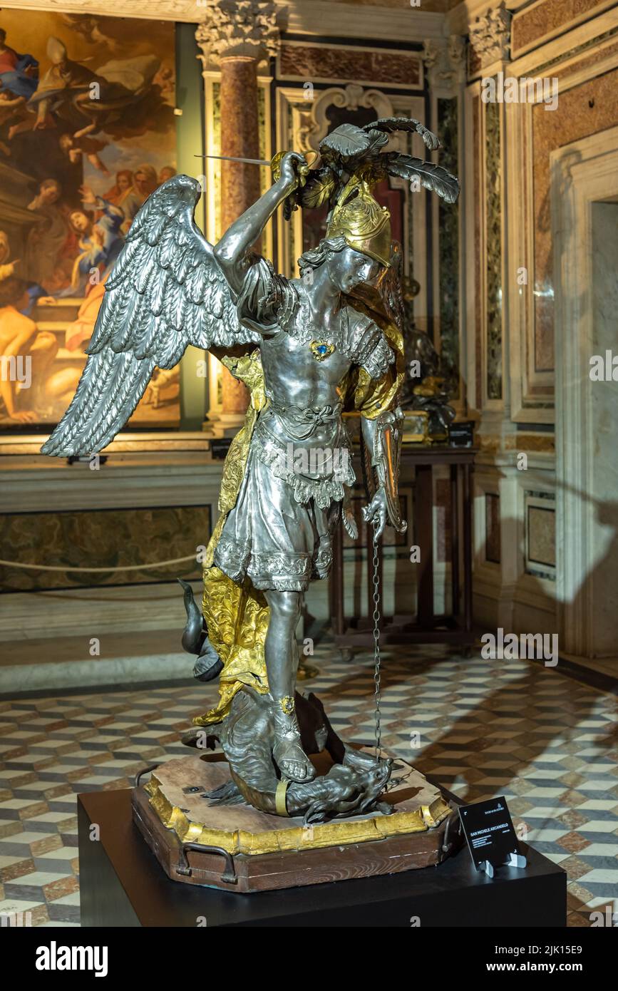 Bronzestatue des Kriegerengels in der katholischen Kirche in Neapel, Italien Stockfoto