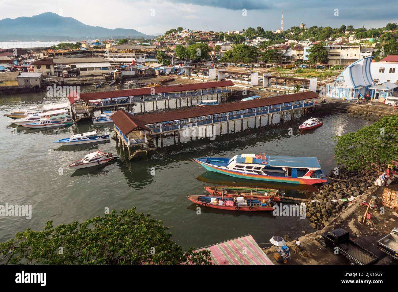 Kais und Boote am geschäftigen Hafen dieser Provinzhauptstadt im hohen Norden von Sulawesi, Manado, Nord-Sulawesi, Indonesien, Südostasien, Asien Stockfoto