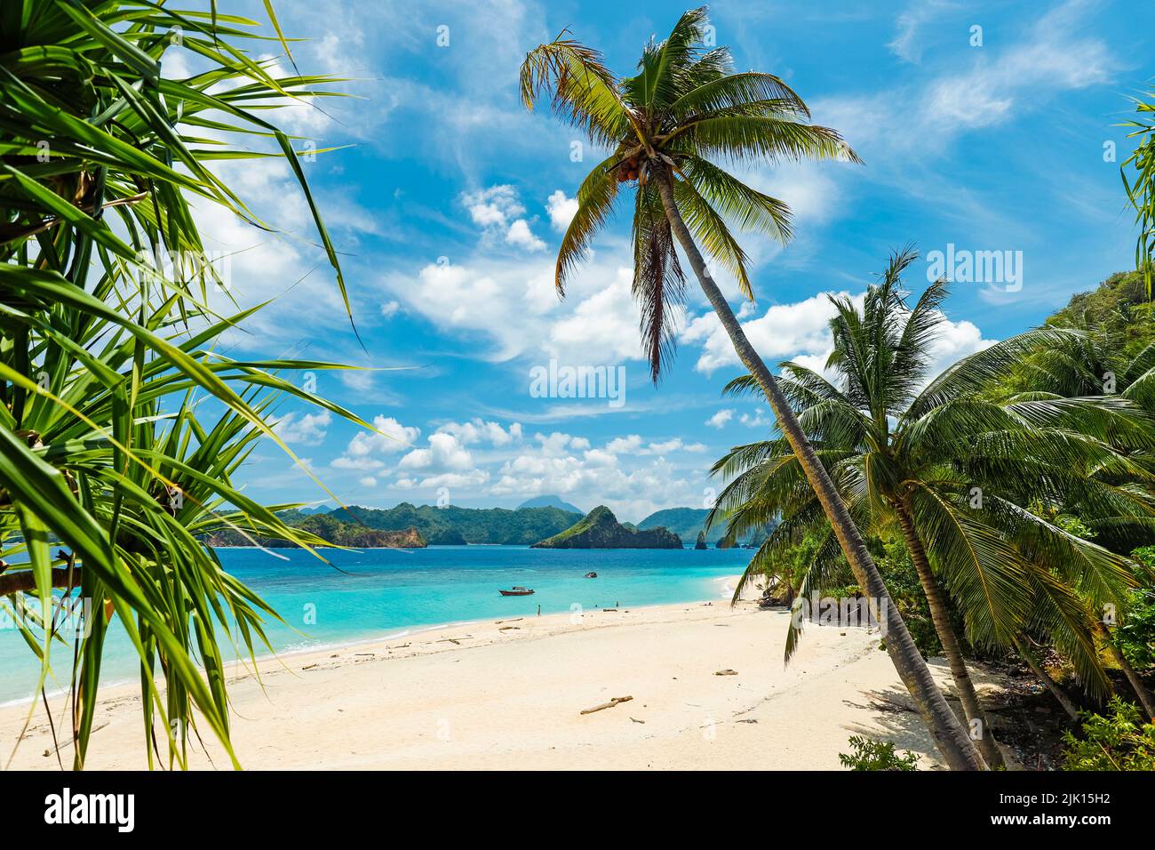 Weißer Sandstrand der Mahoro-Insel mit den Inseln Masare und Pahepa im Hintergrund, Mahoro, Siau, Sangihe-Archipel, Nord-Sulawesi, Indonesien Stockfoto