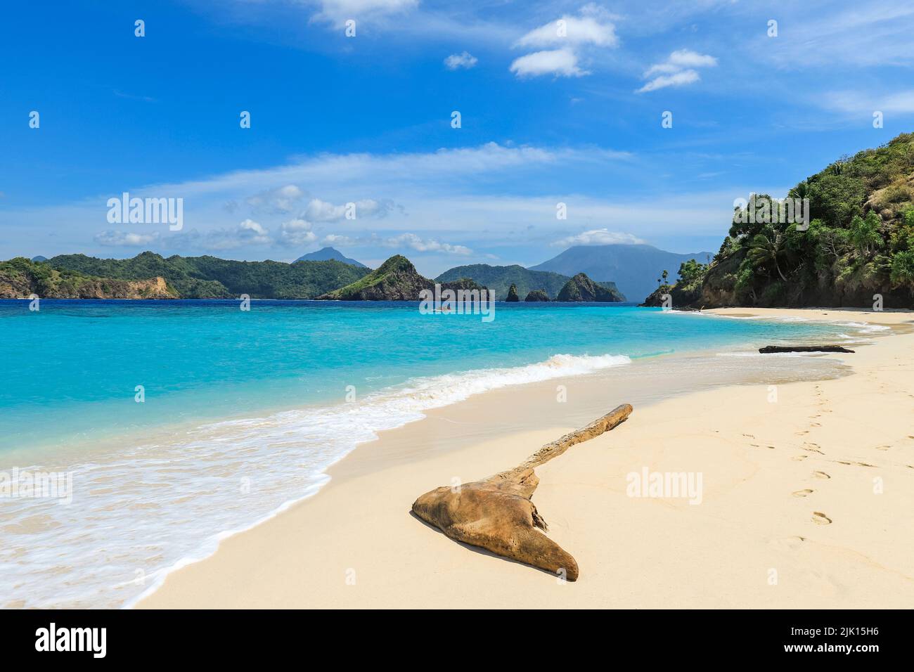 Weißer Sandstrand der Mahoro-Insel mit den Inseln Masare und Pahepa im Hintergrund, Mahoro, Siau, Sangihe-Archipel, Nord-Sulawesi, Indonesien Stockfoto