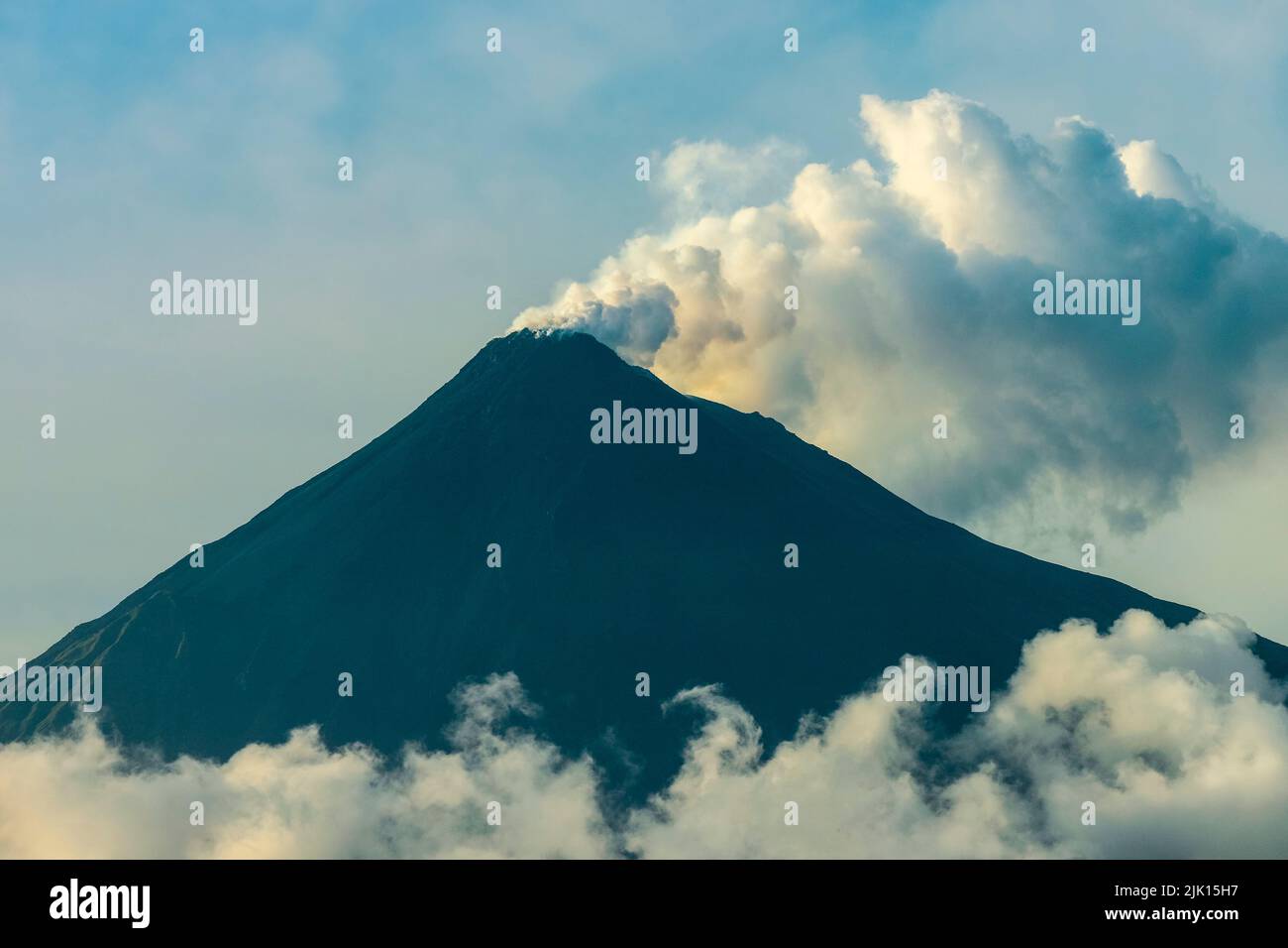 Raucher Karangetang, ein aktiver pazifischer Feuerring-Vulkan, Karangetang, Siau Island, Sangihe Archipel, Sulawesi, Indonesien, Südostasien, Asien Stockfoto
