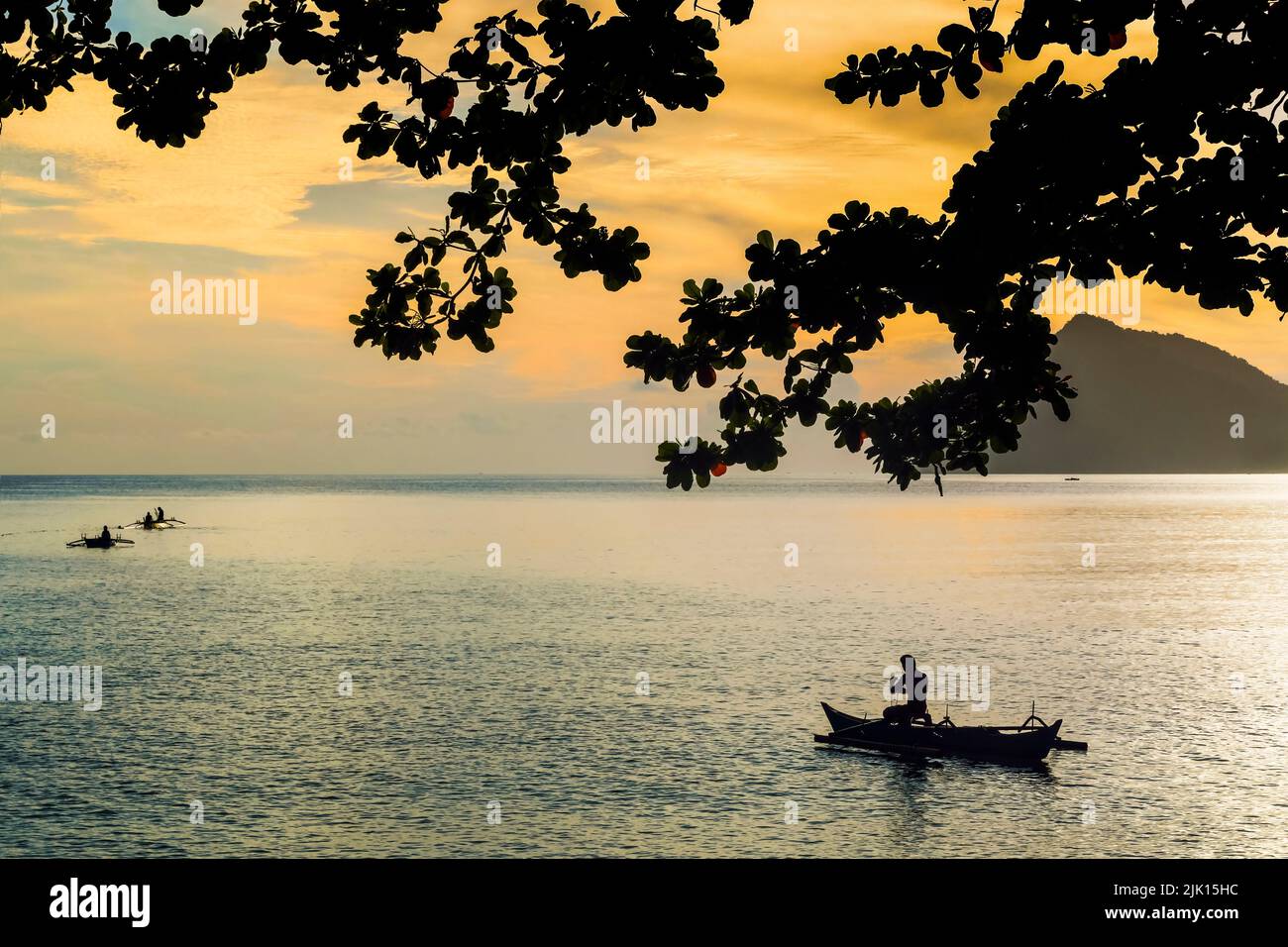 Fischer paddeln bei Sonnenuntergang Kanus vor Kalea Beach, Kalea, Siau Island, Sangihe Archipel, Nord Sulawesi, Indonesien, Südostasien, Asien Stockfoto