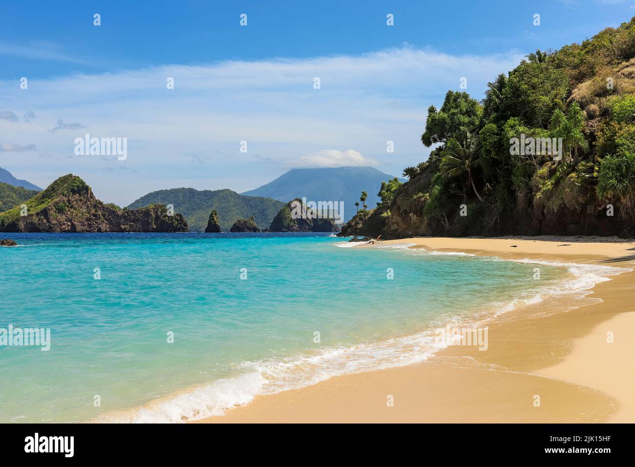 Schöner Strand auf der Mahoro Insel mit dem Vulkan Masare und Karangetang dahinter, Mahoro, Siau, Sangihe-Archipel, Nord-Sulawesi, Indonesien Stockfoto