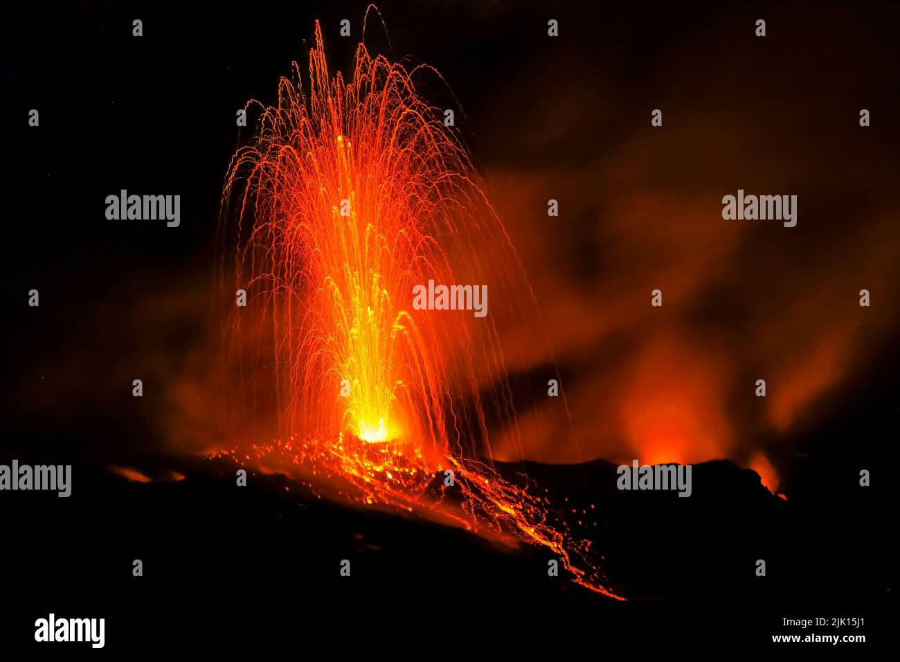 Lavabomben brechen aus einer der vielen Öffnungen auf dem Vulkan, aktiv seit mindestens 2000 Jahren, Stromboli, Äolischen Inseln, UNESCO, Sizilien, Italien Stockfoto