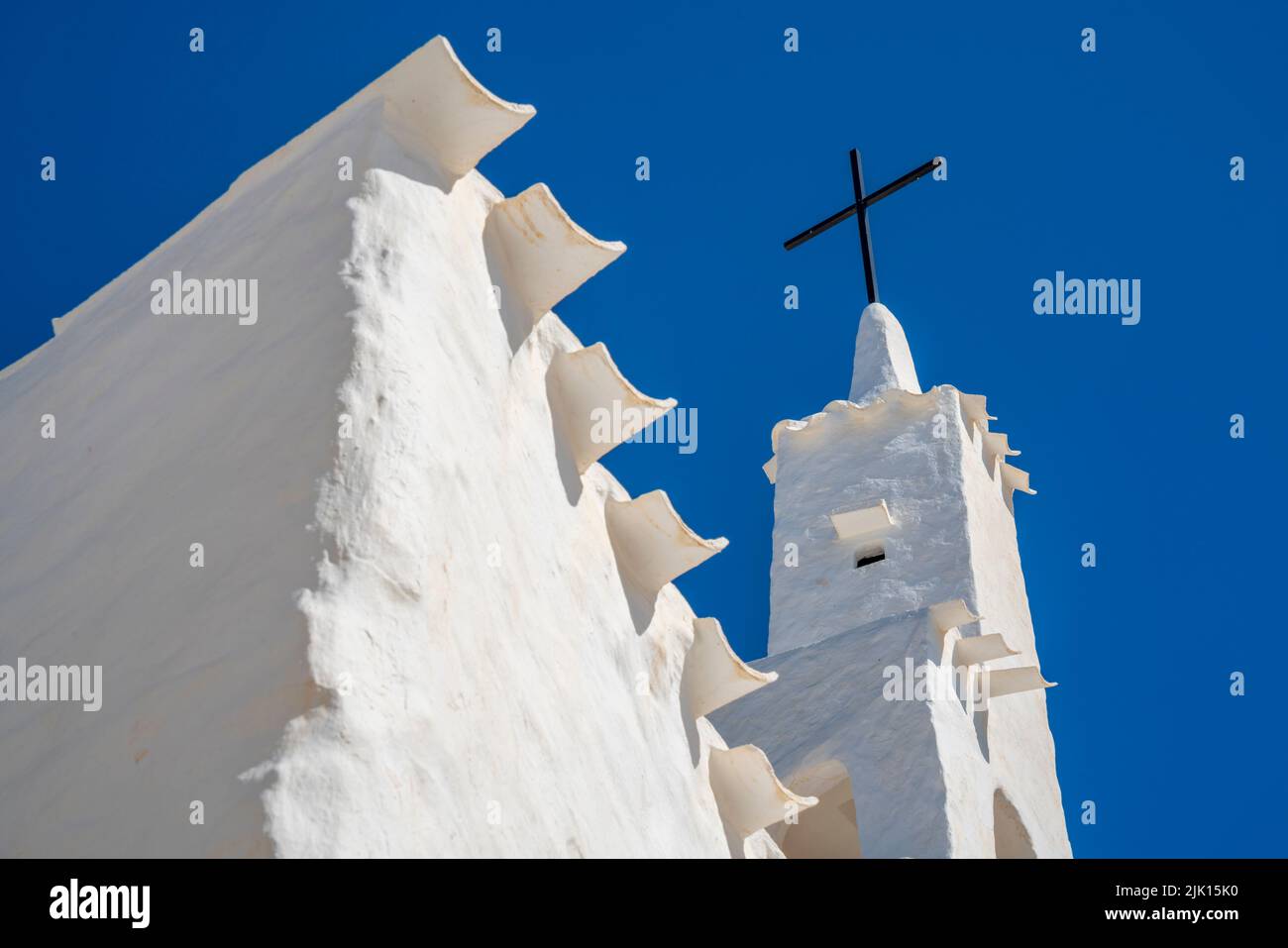 Blick auf die weiß getünchte Kirche und den blauen Himmel, Binibequer Vell, Menorca, Balearen, Spanien, Mittelmeer, Europa Stockfoto