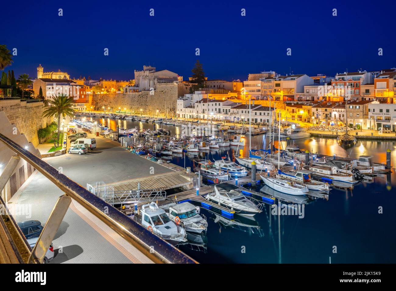 Blick auf Boote in der Marina, die in der Abenddämmerung von weiß getünchten Gebäuden überblickt werden, Ciutadella, Menorca, Balearen, Spanien, Mittelmeer, Europa Stockfoto
