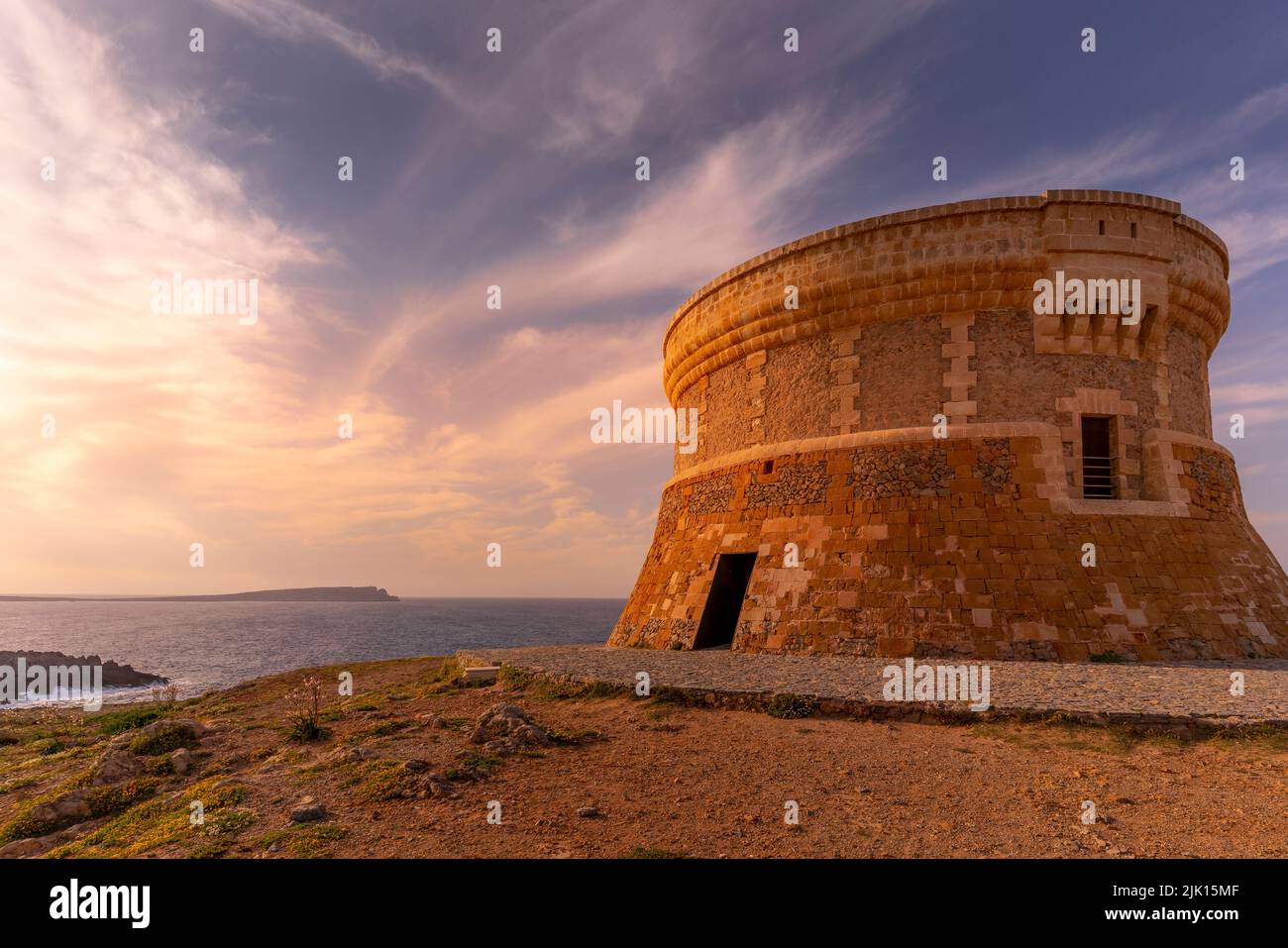 Blick auf Fornelles Tower Festung und Mittelmeer bei Sonnenuntergang in Fornelles, Fornelles, Menorca, Balearen, Spanien, Mittelmeer, Europa Stockfoto