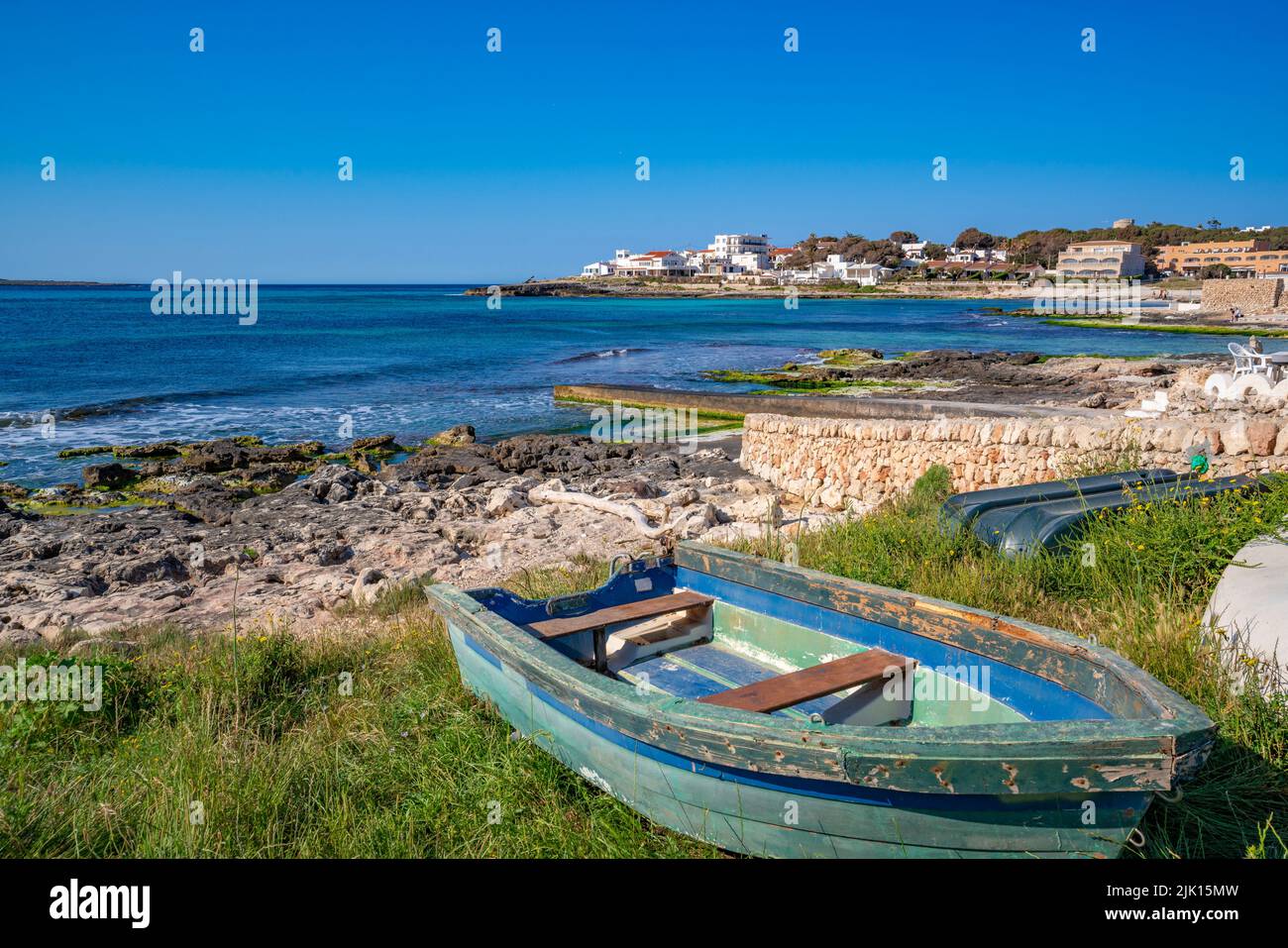 Blick auf Playa Punta Prima und Ruderboot am sonnigen Morgen, Punta Prima, Menorca, Balearen, Spanien, Mittelmeer, Europa Stockfoto