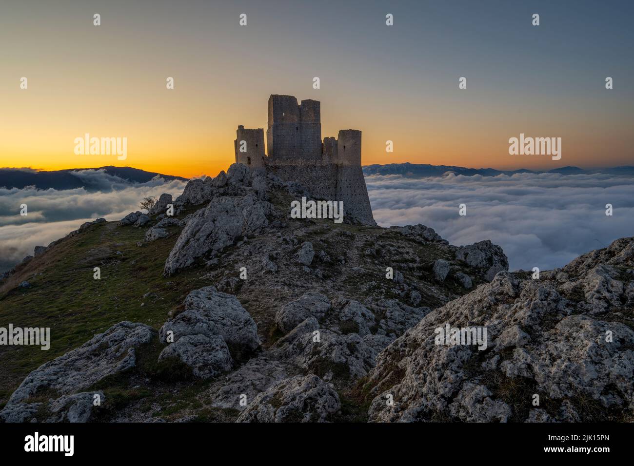 Burg Rocca Calascio mit Wolkeninversion, Calascio, L'Aquila, Abruzzen, Italien, Europa Stockfoto