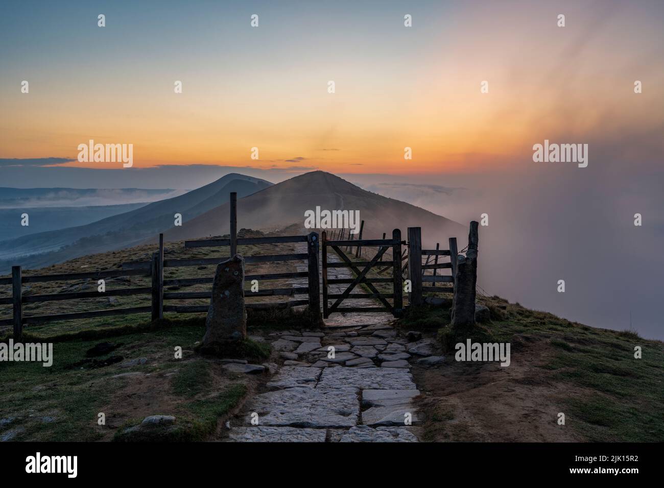 Tor zum Great Ridge mit Wolkeninversion, der Great Ridge, Mam Tor, Peak District, Derbyshire, England, Vereinigtes Königreich, Europa Stockfoto