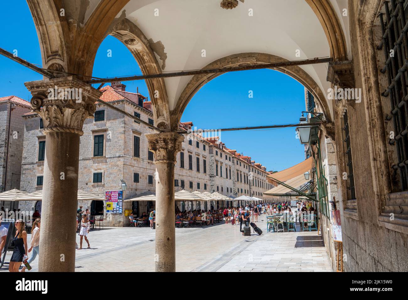 Menschen in der Altstadt Straße, UNESCO-Weltkulturerbe, Dubrovnik, Dalmatinische Küste, Kroatien, Europa Stockfoto