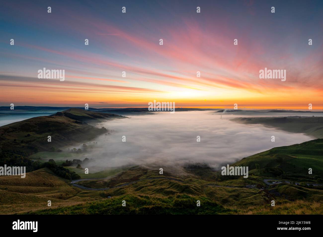 Blick auf die Wolkeninversion des Hope Valley von Mam Tor, Peak District, Derbyshire, England, Vereinigtes Königreich, Europa Stockfoto
