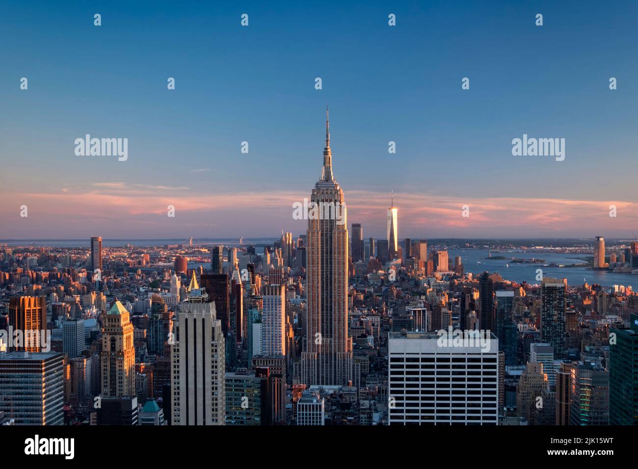 Das Empire State Building und die Skyline von Lower Manhattan bei Sonnenuntergang, Manhattan, New York, Vereinigte Staaten von Amerika, Nordamerika Stockfoto