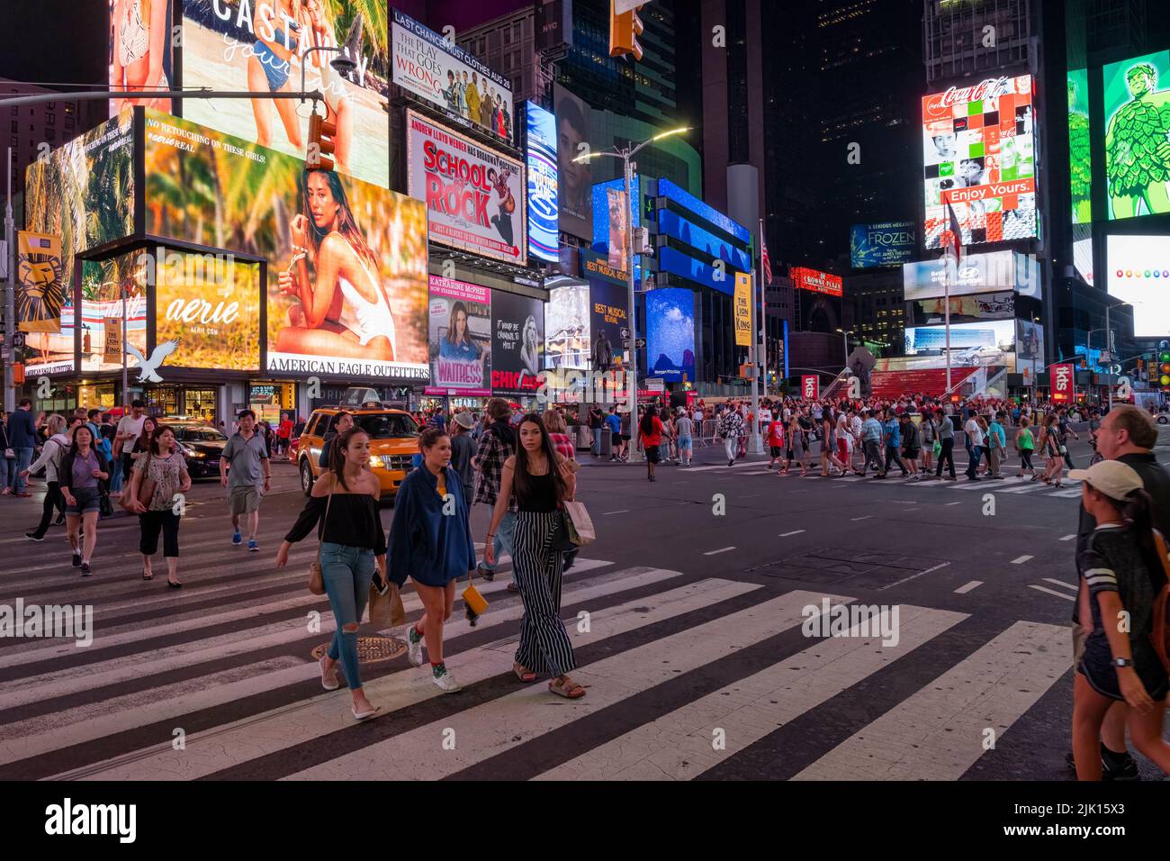 Fußgänger überqueren den Times Square bei Nacht, Manhattan, New York, Vereinigte Staaten von Amerika, Nordamerika Stockfoto