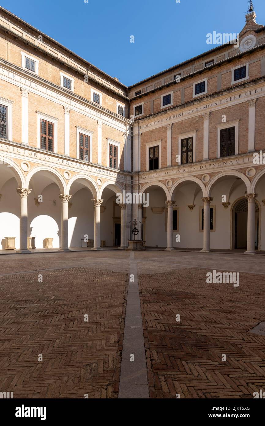 Der Ehrenhof, Palazzo Ducale, Urbino, Urbino und Pesaro, Marken, Italien, Europa Stockfoto