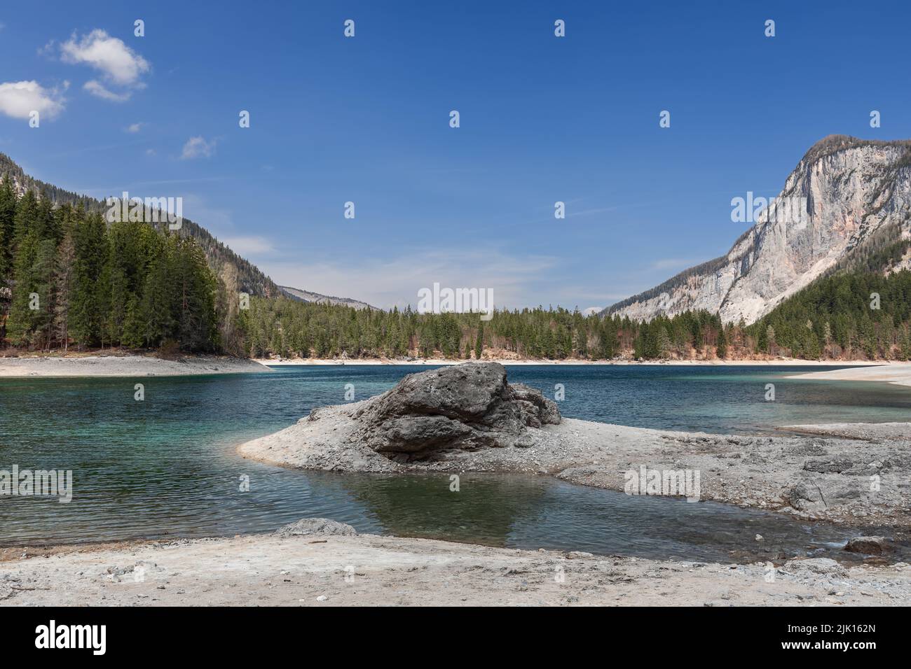 Brenta Dolomites Klippen und Felsen um den winzigen Tovel See unter blauem Himmel, Ville d'Anaunia, Trentino, Italien Stockfoto