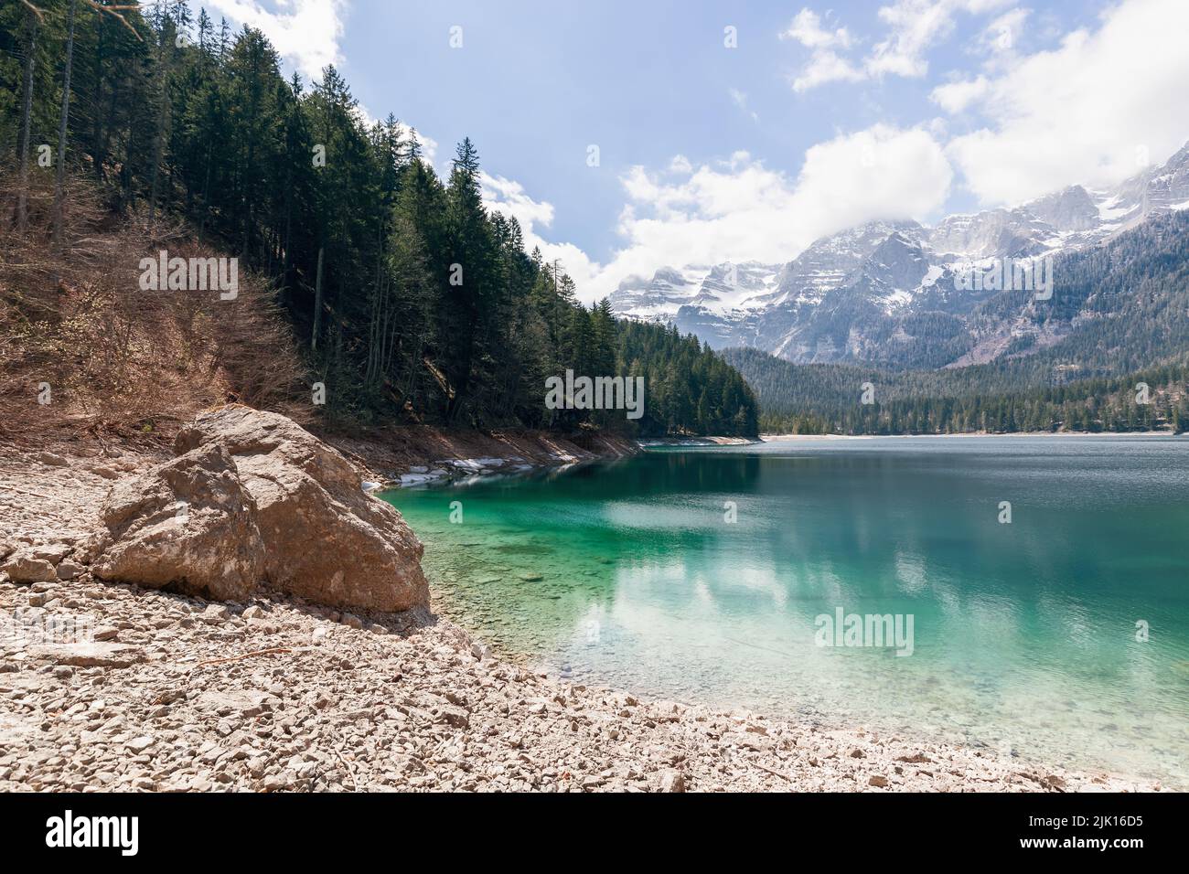 Alpinklippe mit dichtem Wald und felsigem Ufer des Tovel-Sees, Ville d'Anaunia, Trentino, Italien Stockfoto