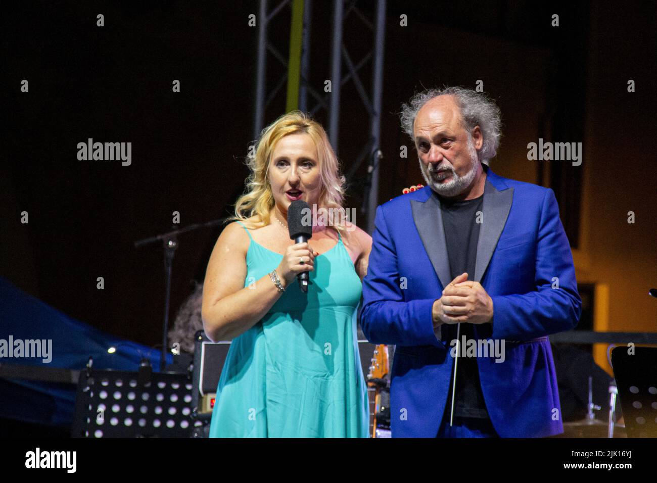 27. Juli 2022, Castelfranco Veneto, Veneto/ Treviso, Italien: Diego Basso Direttore D'Orchestra spielt Queen mit Spezialgast Stef Burns. (Bild: © Mimmo Lamacchia/Pacific Press via ZUMA Press Wire) Stockfoto