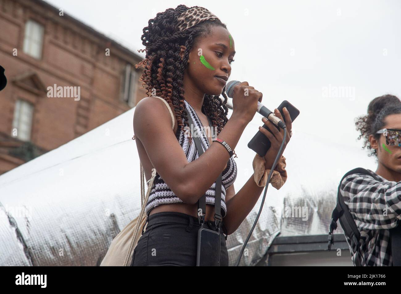 Turin, Italien. 29.. Juli 2022. Jugendliche protestieren während des Marsches des Climate Social Camp am 29. Juli 2022 in Turin, Italien. Fridays for Future ist eine globale Klimastreik-Bewegung von Schülern, die im August 2018 mit der schwedischen Schülerin Greta Thunberg mediatisiert wurde. (Foto von Alberto Gandolfo/Pacific Press) Quelle: Pacific Press Media Production Corp./Alamy Live News Stockfoto