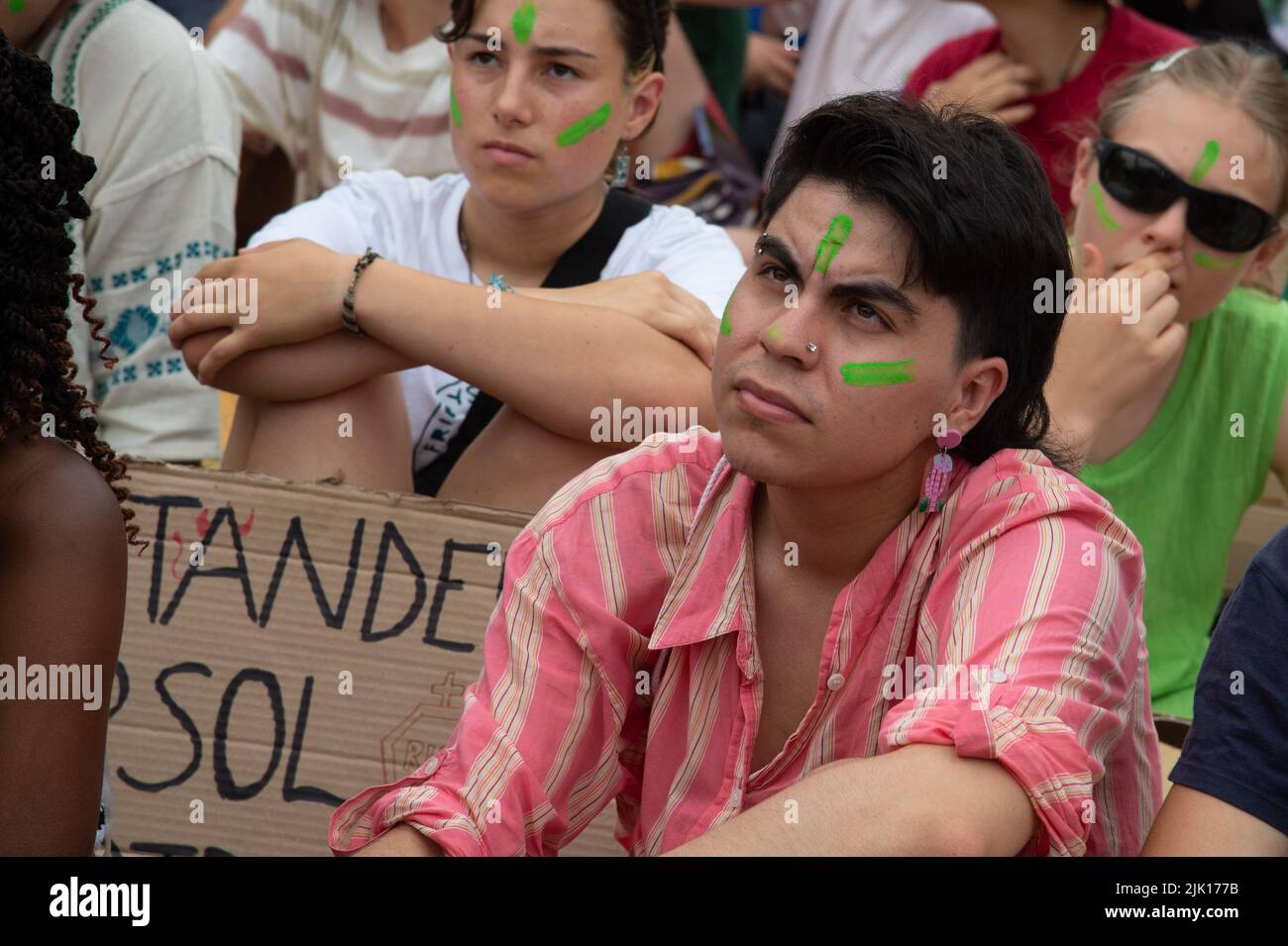 Turin, Italien. 29.. Juli 2022. Jugendliche protestieren während des Marsches des Climate Social Camp am 29. Juli 2022 in Turin, Italien. Fridays for Future ist eine globale Klimastreik-Bewegung von Schülern, die im August 2018 mit der schwedischen Schülerin Greta Thunberg mediatisiert wurde. (Foto von Alberto Gandolfo/Pacific Press) Quelle: Pacific Press Media Production Corp./Alamy Live News Stockfoto