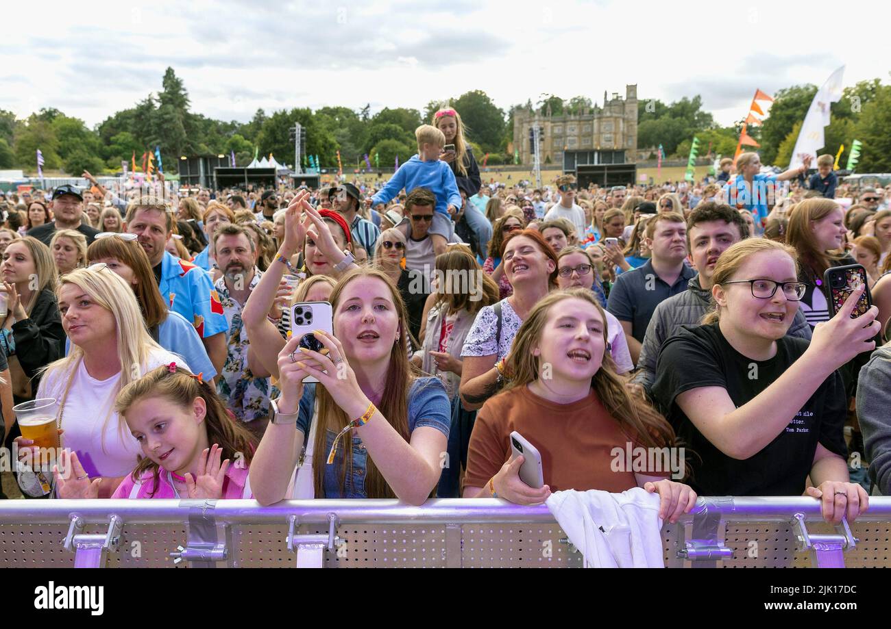 READING, UK. 25. Juli 2022: Massen von Fans auf dem Flackstock Festival in Reading, Bekshire, England. Kredit: S.A.M./Alamy Live Nachrichten Stockfoto