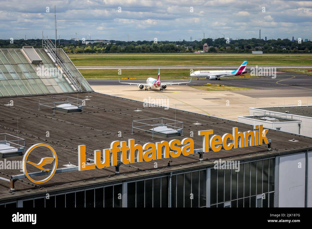 Düsseldorf, Nordrhein-Westfalen, Deutschland - Lufthansa Technik LHT-Gebäude am Flughafen Düsseldorf, MRO-Dienstleistungen, Wartung, Reparatur und Überholung, Stockfoto