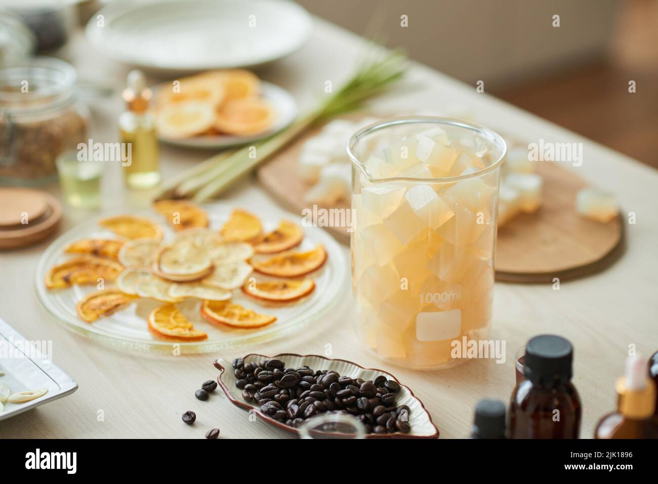 Zutaten für handgemachte Seife auf dem Tisch Stockfoto