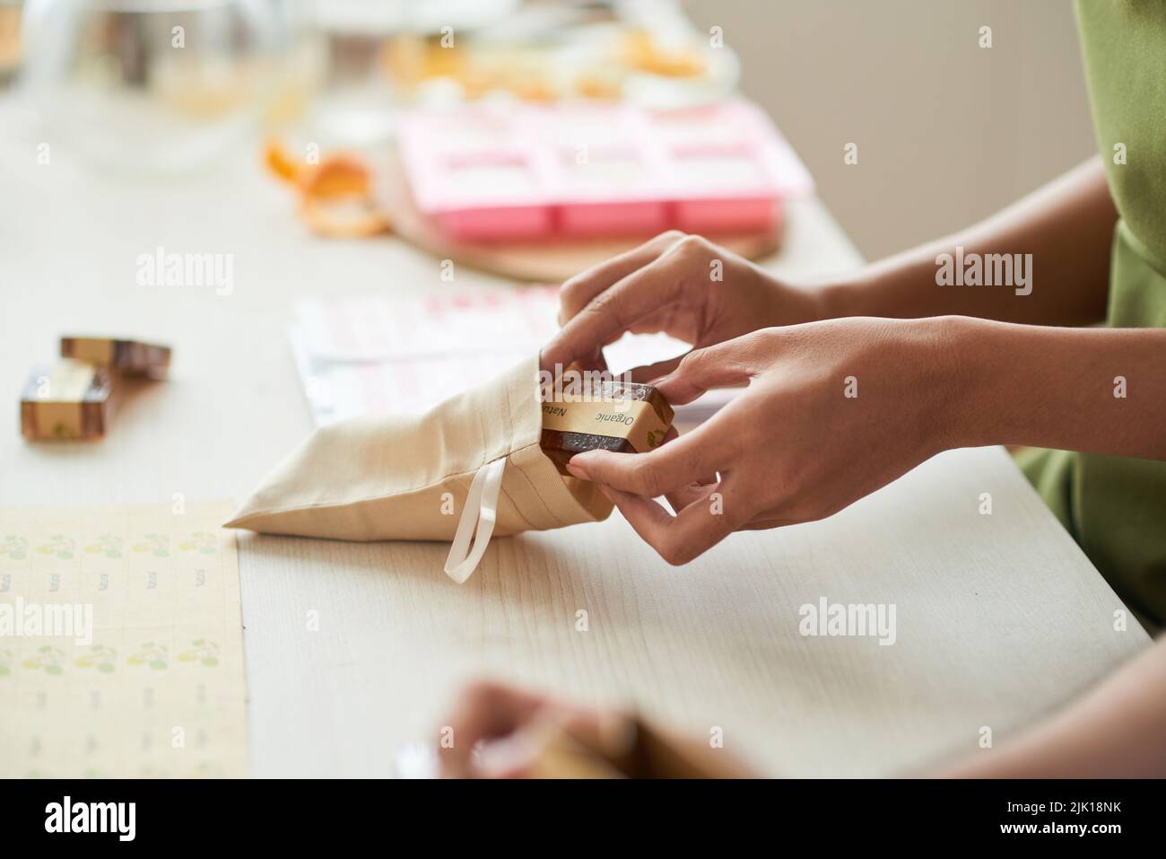 Frau, die Seifenstücke für den Verkauf in ihrem Studio vorbereitet Stockfoto