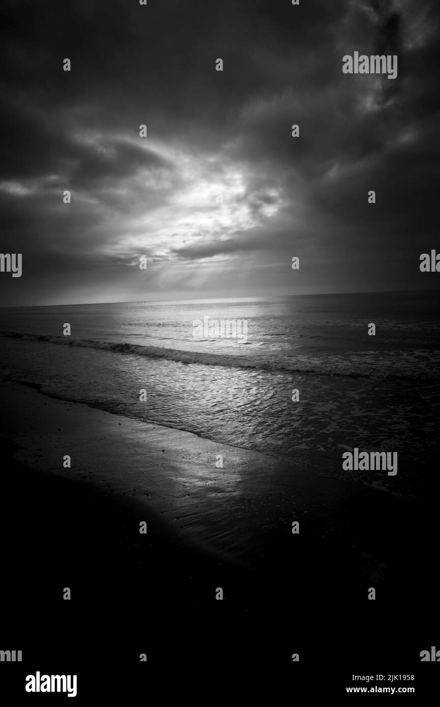 Schwarz-Weiß-Fotografie des Strandes von Bournemouth Stockfoto