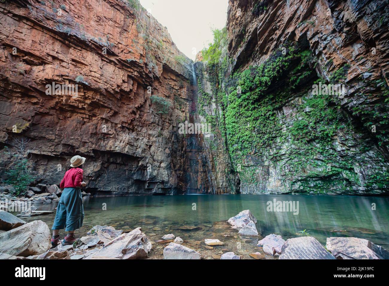 Eine Frau genießt den Blick auf die Emma Gorge in Kimberley, Westaustralien Stockfoto