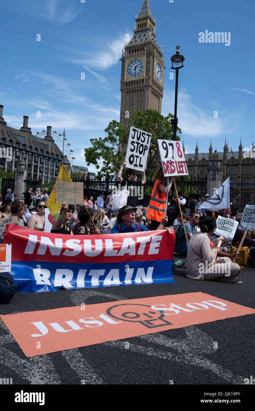 Am 23. 2022. Juli trafen sich in ganz London eine Reihe von Klima- und Sozialrechtlern in kleinen Schwärmen, die sich dann im Parlamentsgebäude versammelten Stockfoto