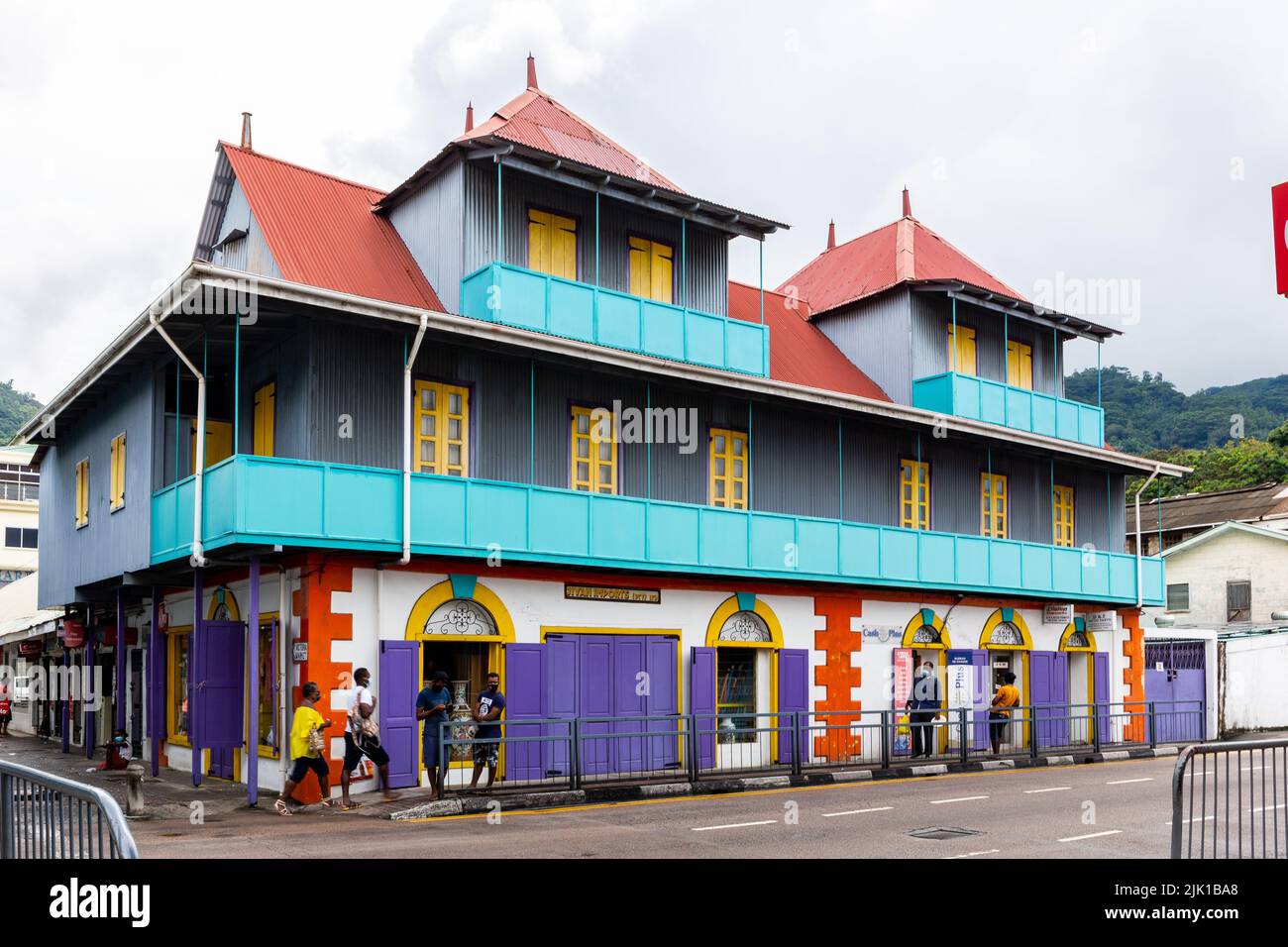 Victoria, Seychellen, 04.05.2021. Farbenfrohes Einkaufszentrum und Marktgebäude im Stadtzentrum von Victoria, mit Kleidung, Lebensmitteln und Schmuck. Stockfoto