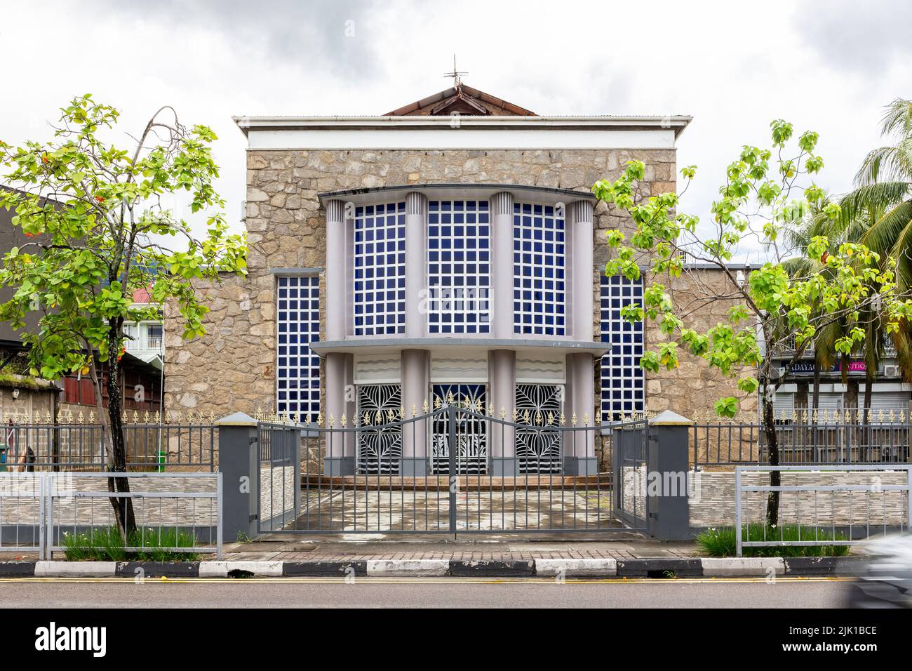 Victoria, Seychellen, 04.05.2021. Deepam Cinema Kino, Theatergebäude, symmetrische Aussicht, Kolonialstil. Stockfoto