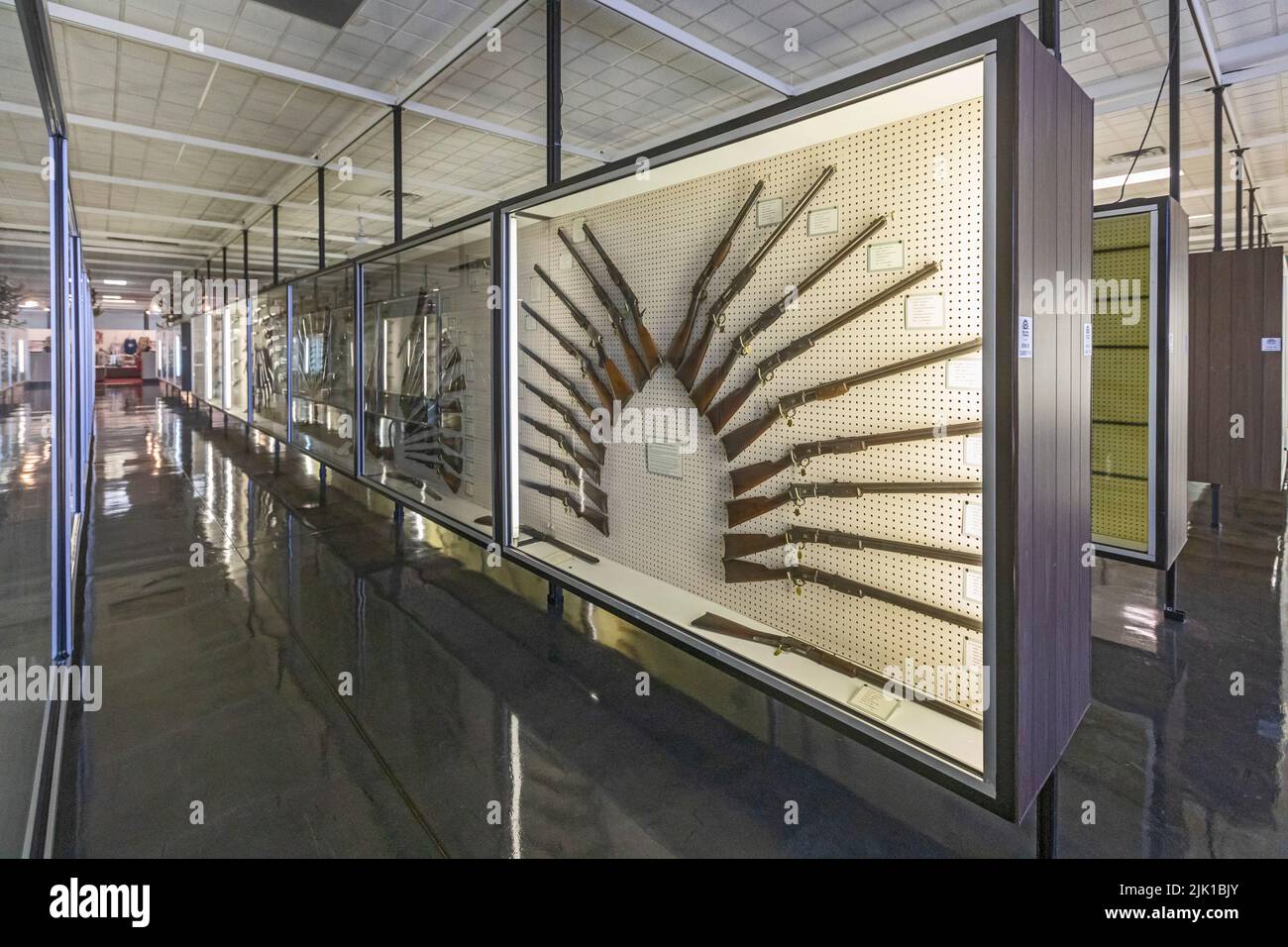 Claremore, Oklahoma - das Davis Arms & Historical Museum, in dem die größte private Waffensammlung der Welt ausgestellt wird. Die Waffen oder Stockfoto